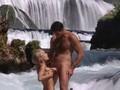 Dora Venter pipe au milieu de la cascade 