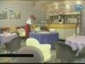 La serveuse est a poil et ca surprend les mecs
