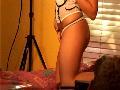 Shoot de photos coquines d une belle brune elle part en l�chouille avec la maquilleuse