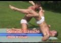 Couple de mecs qui font de la lutte en slip kangourou