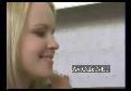 2 jeunes blondes qui se roulent une pelle