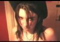Jeune cow girl s entraine au strip chez elle