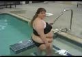 Fille obese a la piscine
