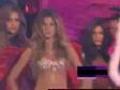 D�fil� de top model sexy mais maigrelette