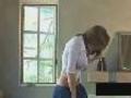 Striptease de haute qualit� avec cette bonne brune aux gros seins