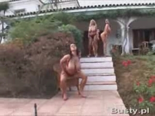Filles avec des seins �normes et le ul qui va avec